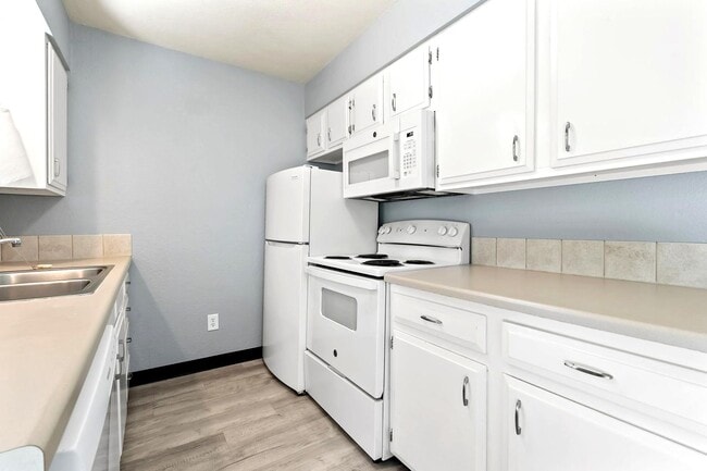 Building Photo - Updated Apartment with Community Pool!