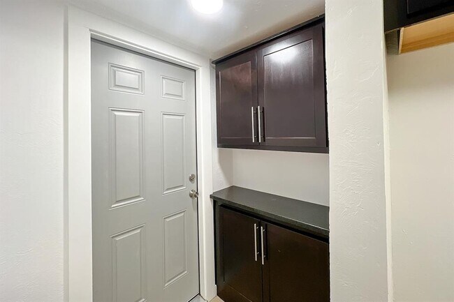 Building Photo - 909 SW 48th St