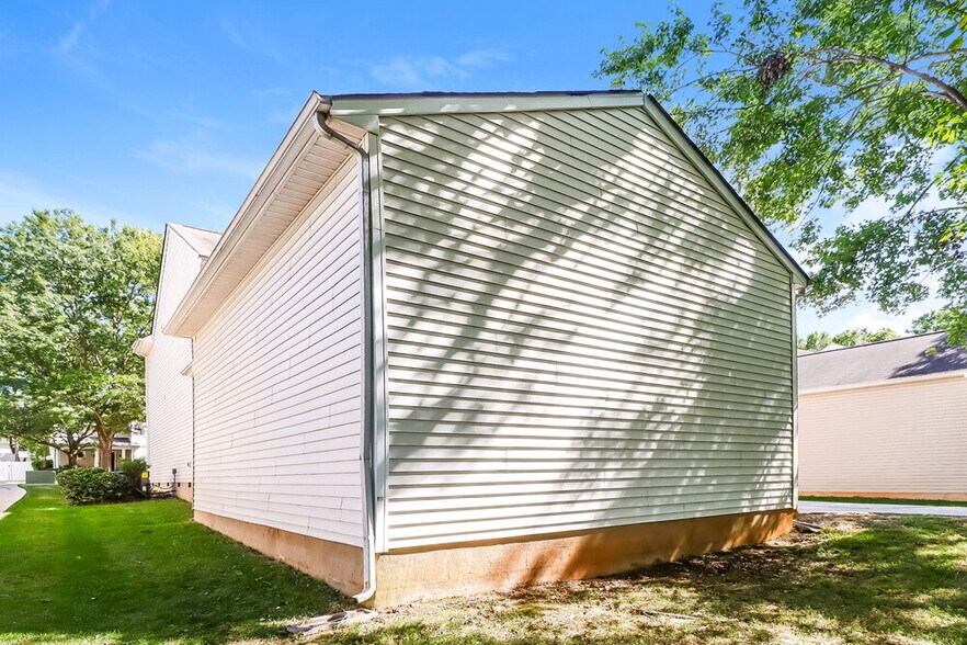 Building Photo - 10217 Meadow Crossing Ln