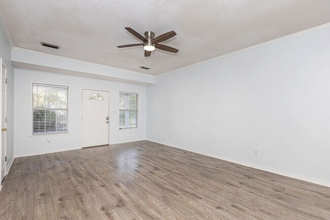 Building Photo - Adorable Home with fenced in backyard!