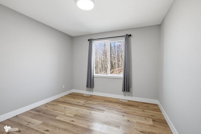Building Photo - 4 Bedroom | 2.5 Bathroom | 2 Car Garage - Convenient Location!