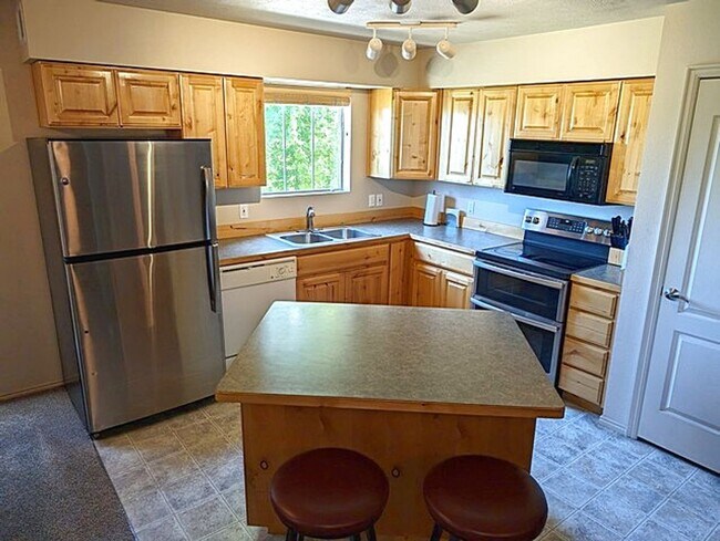 Building Photo - Fully Furnished Fox Bay Condo, AC, 2 Parki...
