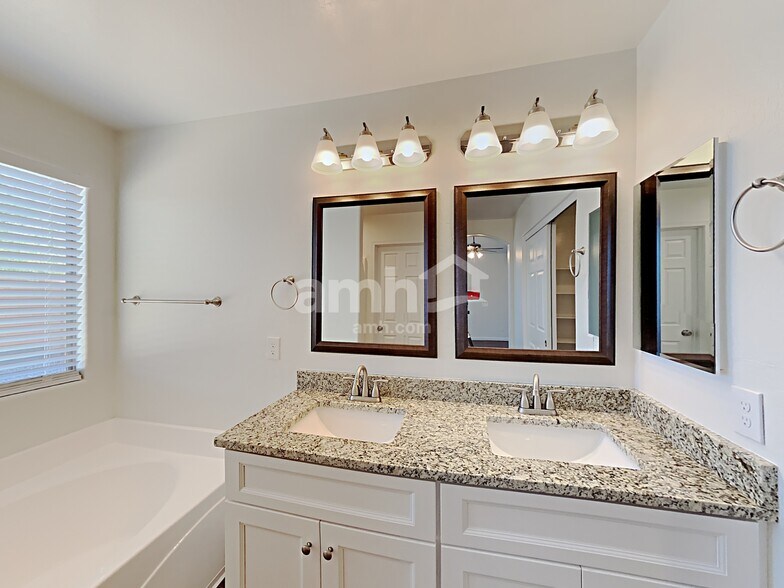 Building Photo - 17211 W Watkins St