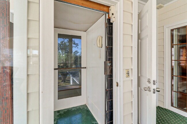 Building Photo - Private, Low Country Residence for Rent!