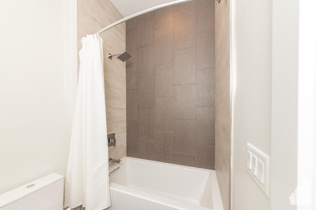 Building Photo - 3 bedroom in Chicago IL 60642