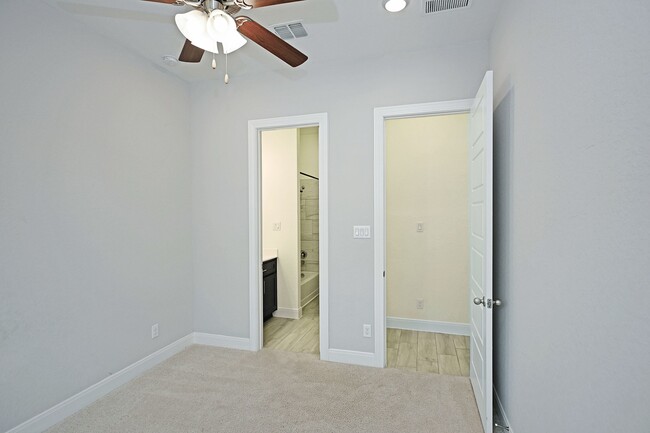 Building Photo - 1434 Oaklawn Dr