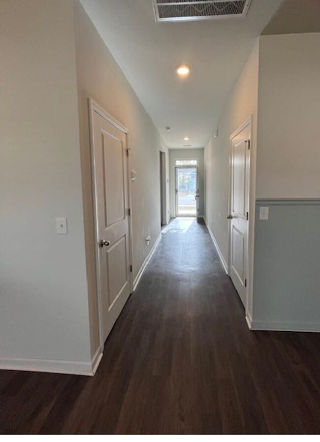 Building Photo - Stunning, Pet Friendly Home!