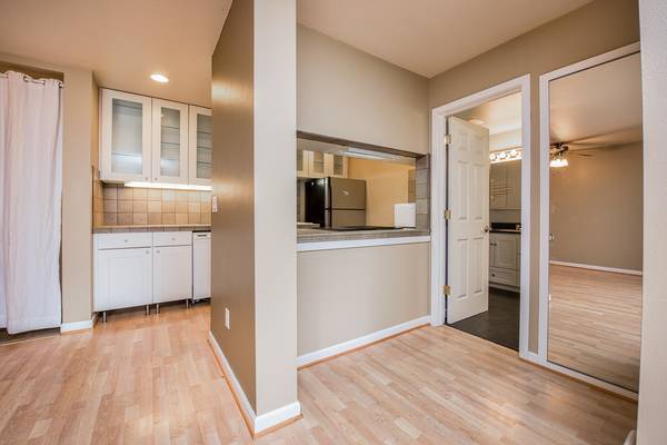 Building Photo - Redmond Condo with 2 Parking Spaces Included