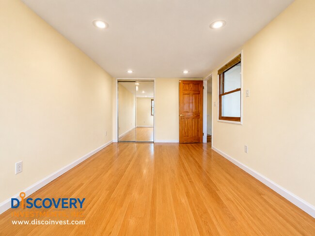 Building Photo - 327 San Carlos Ave