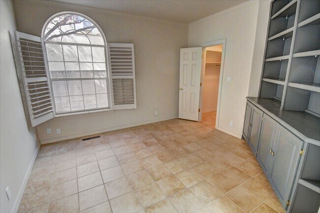 Building Photo - Tanoan---On a GOLF COURSE LOT!