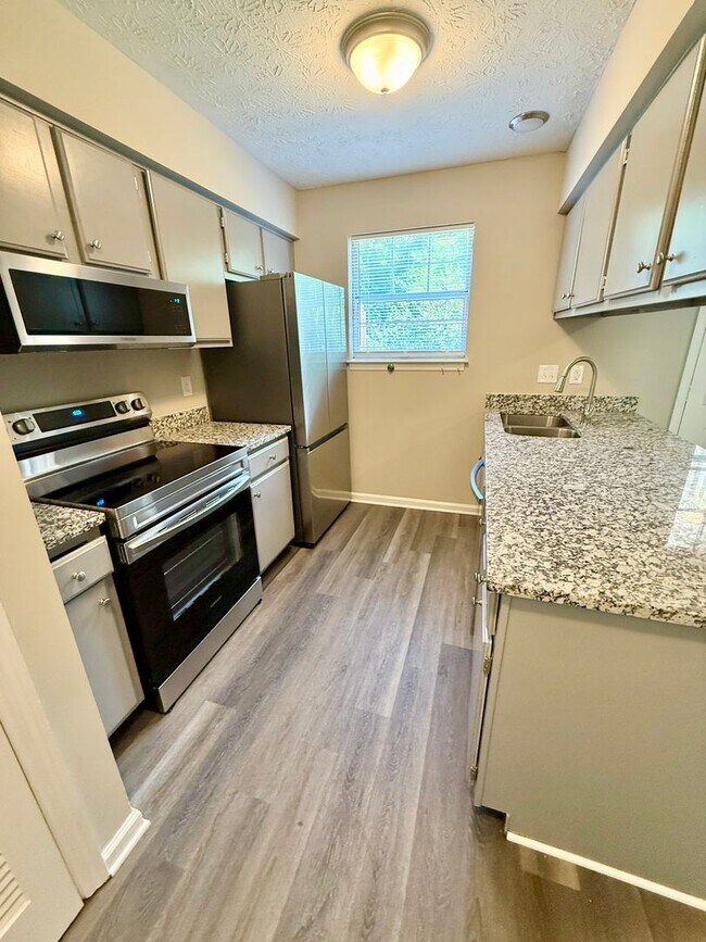 Building Photo - Awesome 2 Bed 1.5 Bath Condo in Hermitage ...