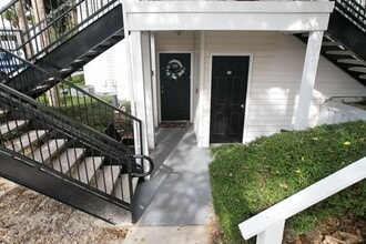 Building Photo - One Bedroom / 1 Bath Condo