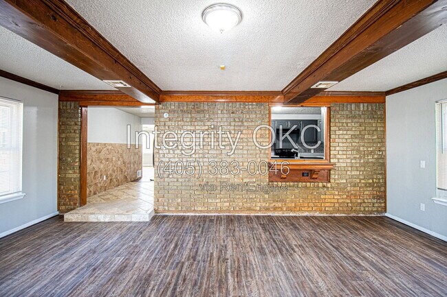 Building Photo - 4101 SE 45th St