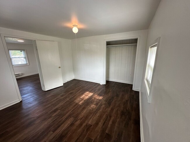 Building Photo - 461 Dennis Dr