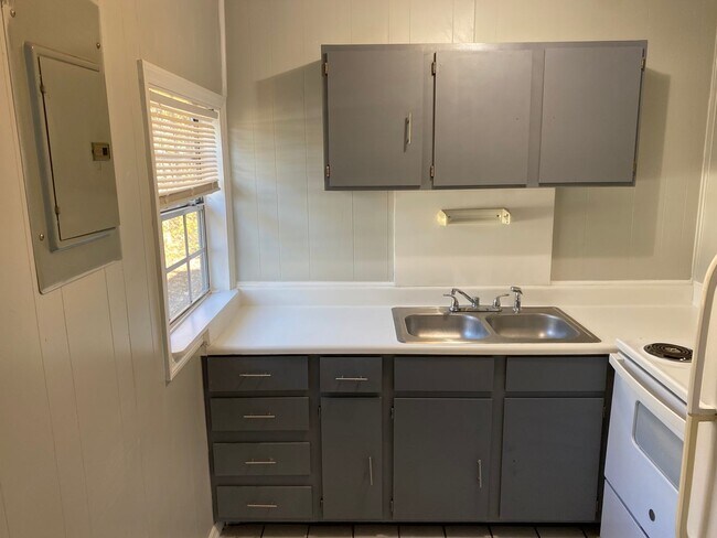 Building Photo - 1 bed 1 bath apartment in Rossville!