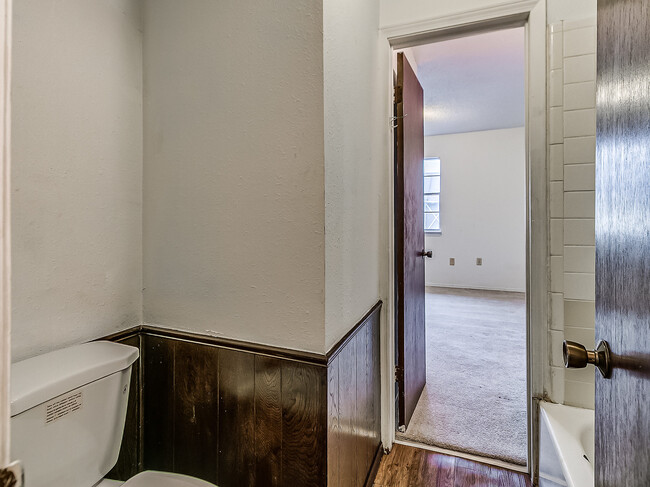 Building Photo - 818 Greenvale Rd
