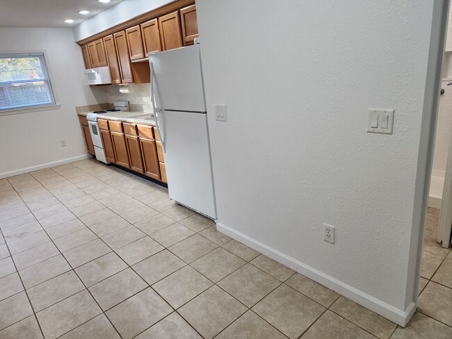 Building Photo - Studio apartment utilities included