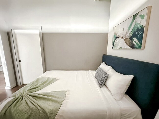 Building Photo - 605 W 4th St N