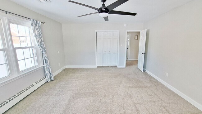 Building Photo - 3 Bed / 1-1/2 Bath Single Family Home w/2-car garage