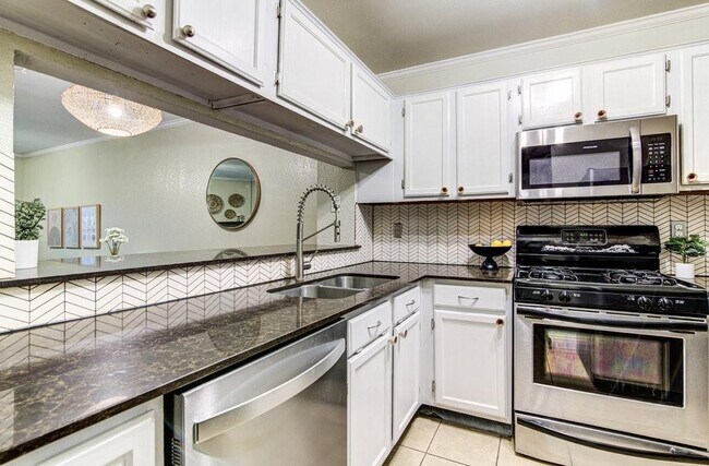 Building Photo - 1411 Gracy Farms Ln