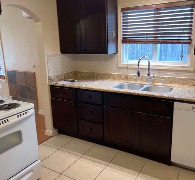 Building Photo - Charming Eastside Olympia Home Move-in goal June 5th .