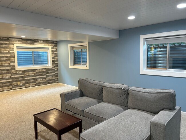 Building Photo - Broadmoor Glen 4 bedroom home