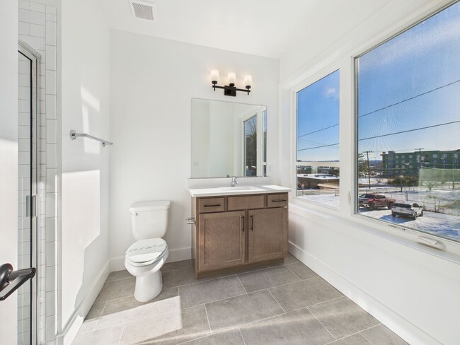 Building Photo - 907 Bainbridge St