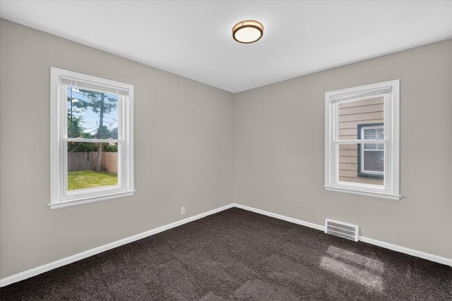 Building Photo - Charming 3-Bedroom Bungalow for Rent in Lincoln Park
