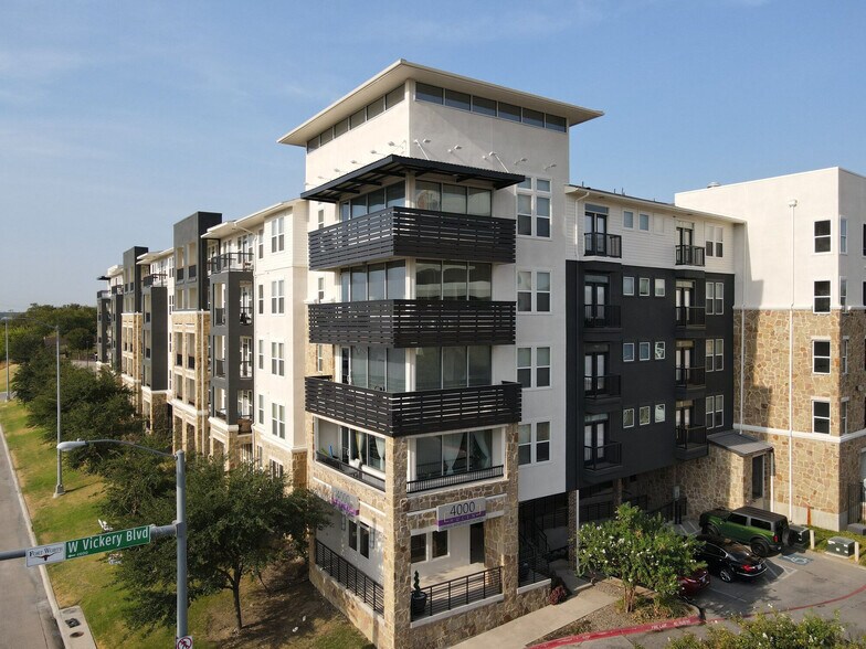 Building Photo - 4000 Hulen Apartments