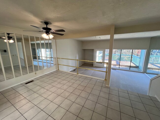 Building Photo - Large Updated Two Bedroom Condo in South S...