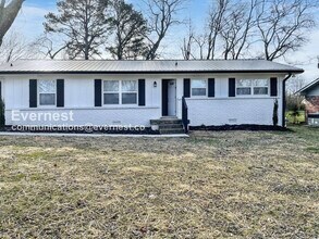Building Photo - 3 Bed, 2 Bath Home with Off-Street Parking...