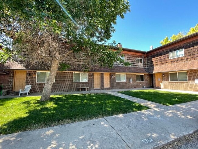 Building Photo - Beautiful 2 Bedroom Town Home!