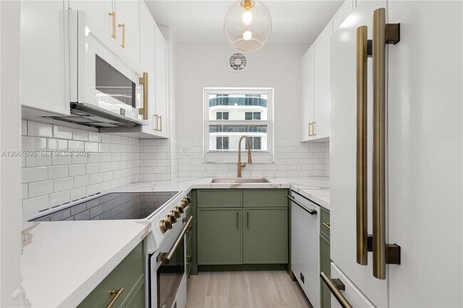 Building Photo - 4747 Collins Ave