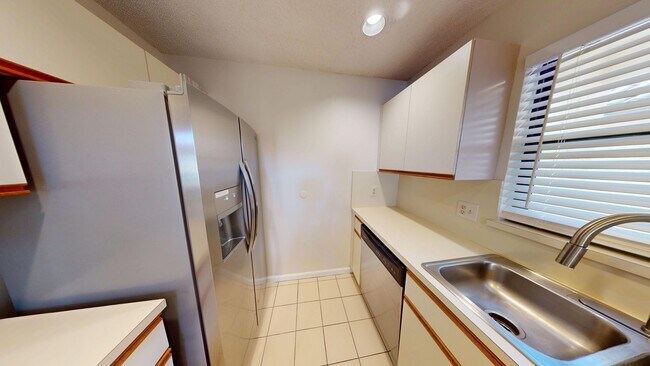 Building Photo - Spacious 3Bed/2.5Bath/Garage Home in Via Verde