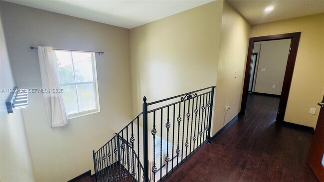 Building Photo - 1094 Redwood St