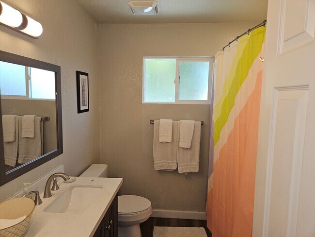 Building Photo - LARGE 4 BEDROOM 3 BATH FULLY FURNISHED HOUSE
