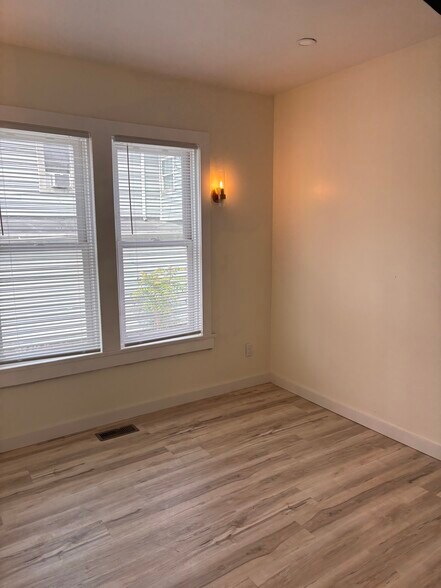 Building Photo - 527 Gooding St