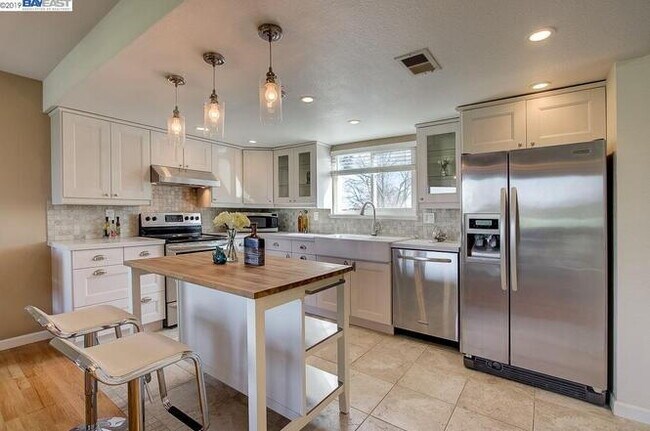Building Photo - Bright 3 Bedroom Townhome in Newark