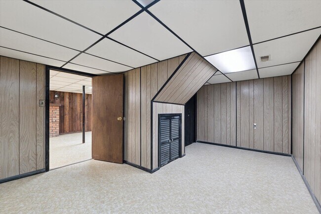 Building Photo - 25568 Kinyon St