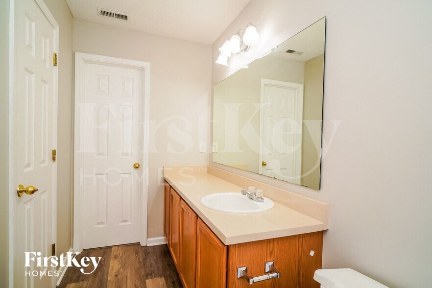 Building Photo - 7234 Parklake Cir