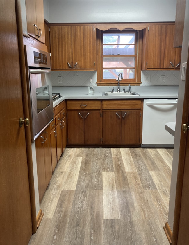 Building Photo - Spacious 3 bedroom 1.5 bathroom home