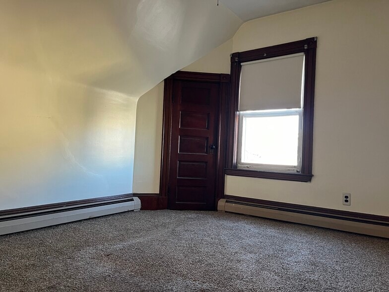Building Photo - 168 Elm St