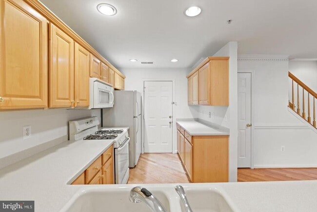 Building Photo - 1925 Crescent Park Dr