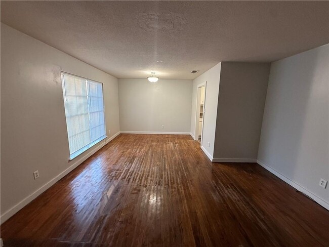 Building Photo - 532 Woodlore Dr