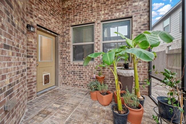 Building Photo - 16323 Apache Wds Wy