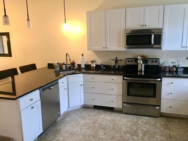 Building Photo - 3BR Shelburne Townhouse Available 6/1!