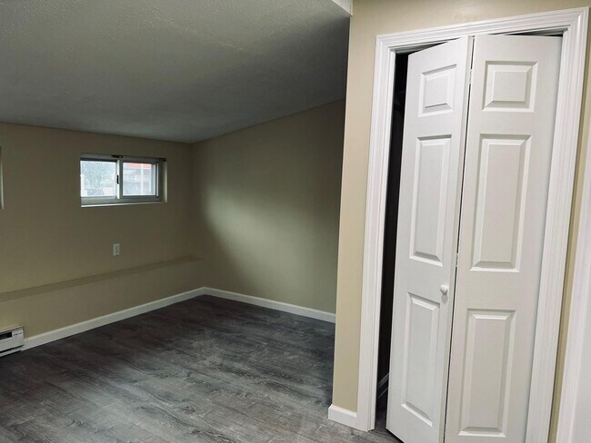 Building Photo - 1036 Chicopee St