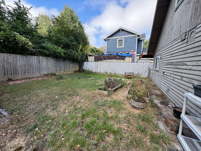 Building Photo - 2 Bedroom / 2 Bathroom Home with Loft & St...