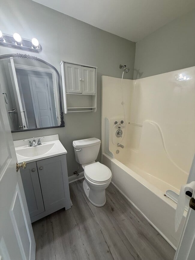Building Photo - Two bedroom, one bath apartment in Burlington