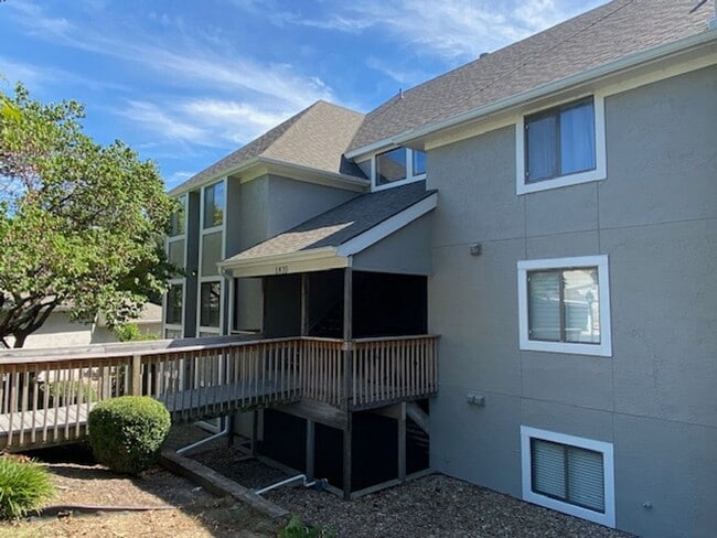 Primary Photo - Shawnee Condo all redone close to Shops an...
